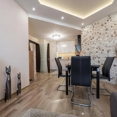 Apartment Cats Warna